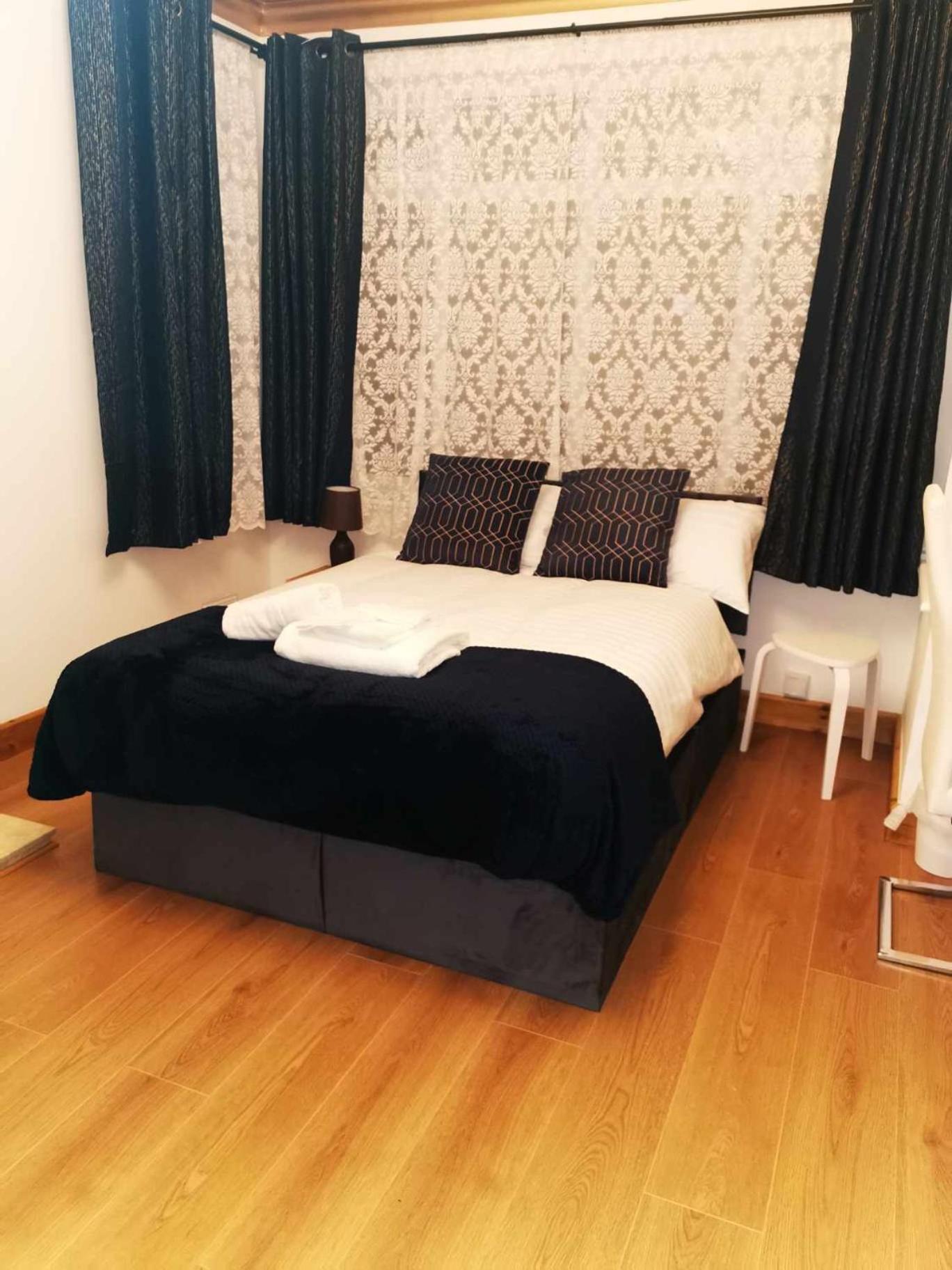 Hotel Uplands Grove Bungalow à Wolverhampton Extérieur photo