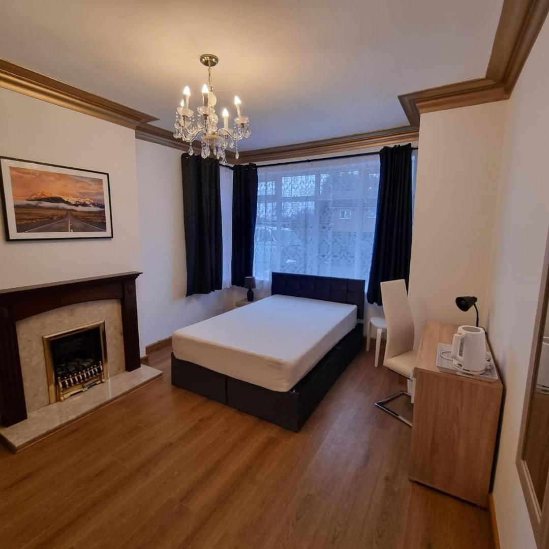 Hotel Uplands Grove Bungalow à Wolverhampton Extérieur photo