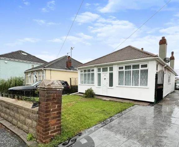 Hotel Uplands Grove Bungalow à Wolverhampton Extérieur photo